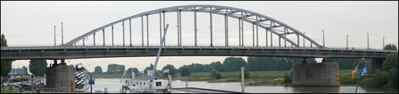 met de limo over de John Frostbrug