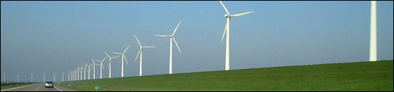 Rij met een limousine lang de windmolens in flevoland